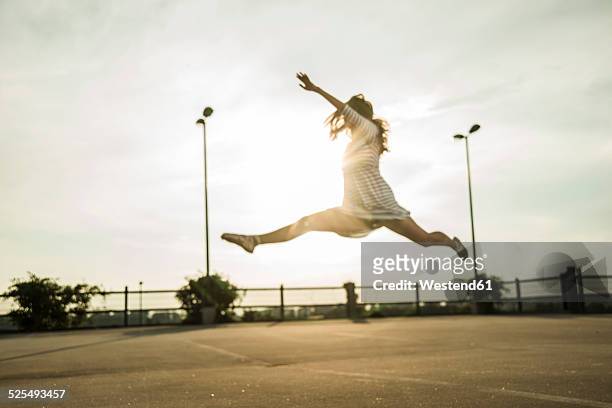 young ballet dancer exercising on a parking level - spagat stock-fotos und bilder