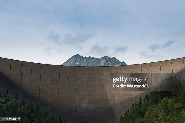 austria, tirol, zillertal, schlegeis dam wall and mount kleiner hochstaller - dam imagens e fotografias de stock