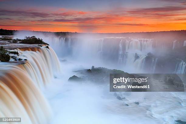 south america, argentina, brazil, iguazu national park, iguazu falls at sunset - garganta del diablo fotografías e imágenes de stock