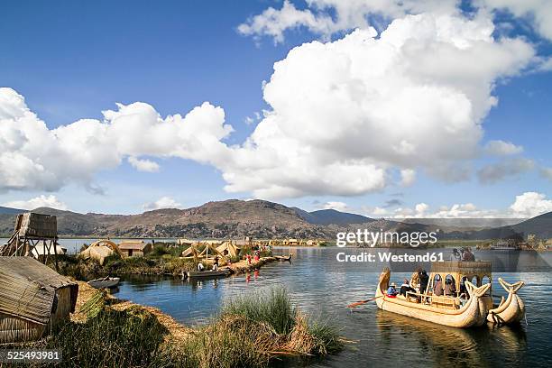 south america, peru, uros people living on the floating islands of the lake titicaca - puno stock-fotos und bilder