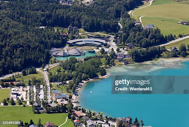 austria, salzburg state, salzkammergut, fuschl am see, view to seaside resort and red bull headquarter at lake fuschlsee - fuschlsee stock-fotos und bilder