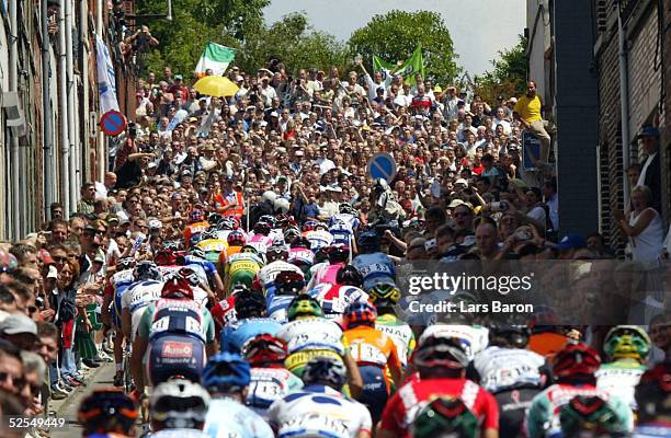 Radsport: Tour de France 2004, 3. Etappe / Waterloo - Wasquehal; Das Feld klettert die Moor von Gerardsbergen hinauf und wird von tausenden Fans...