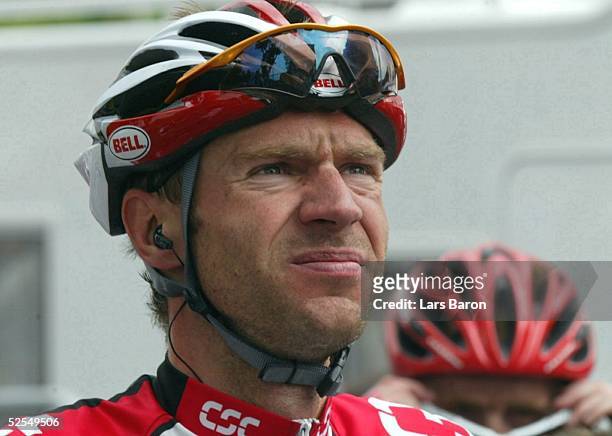 Radsport: Tour de France 2004, 2. Etappe / Charleroi - Namur; Jens VOIGT / GER / CSC schaut sich den Sturz seines Teamkollegen Kurt-Asle ARVESEN /...