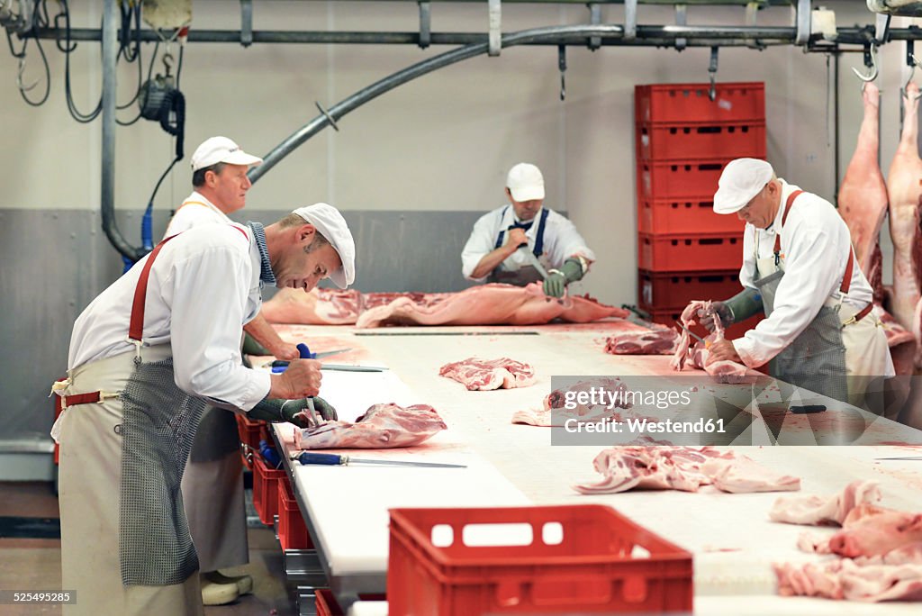 Processing of pig carcasses in a slaughterhouse