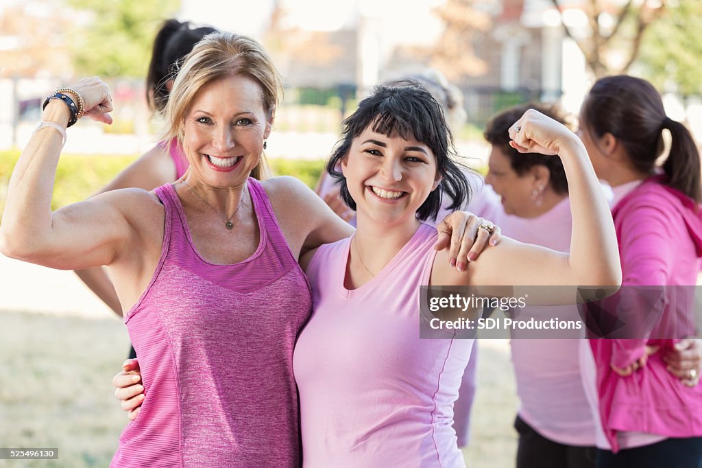 Femme en fléchissant ses muscles avec une course caritative