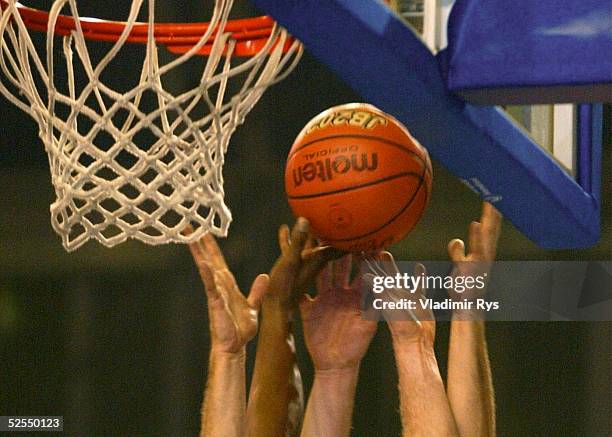 Basketball / Maenner: ULEB Cup 2004, Koeln; RheinEnergie Koeln - KK Zadar ; Spezial, Haende und Ball 27.01.04.