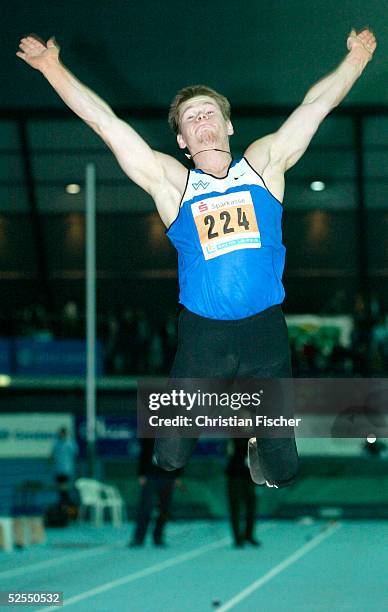 Leichtathletik: Hallen Meeting 2004, Leipzig; Weitsprung / Behindertensport; Wojtek CZYZ / TV Wattenscheid stellt mit 6,04m neuen Weltrekord fuer...