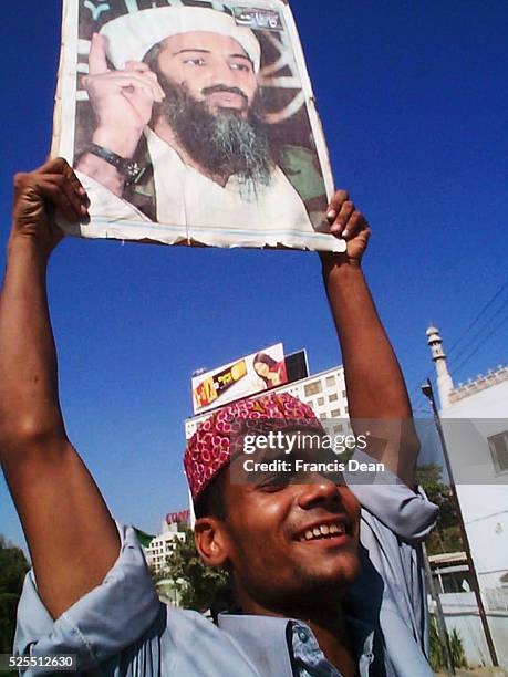 Manifestant Brandissant un portrait d'Oussama Ben Laden. Cette manifestion était organisée à l'appel d'une association d'étudiants fondamentalistes.