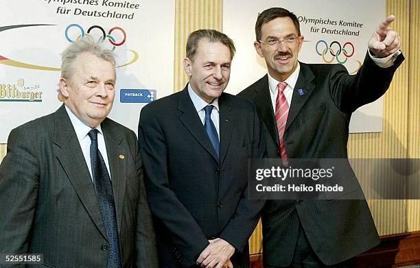 Sport / Diverses: NOK Pressekonferenz, Frankfurt; v.l.: Prof. Walther TROEGER , IOC Praesident Dr. Jacques ROGGE, NOK Praesident Dr. Klaus STEINBACH...