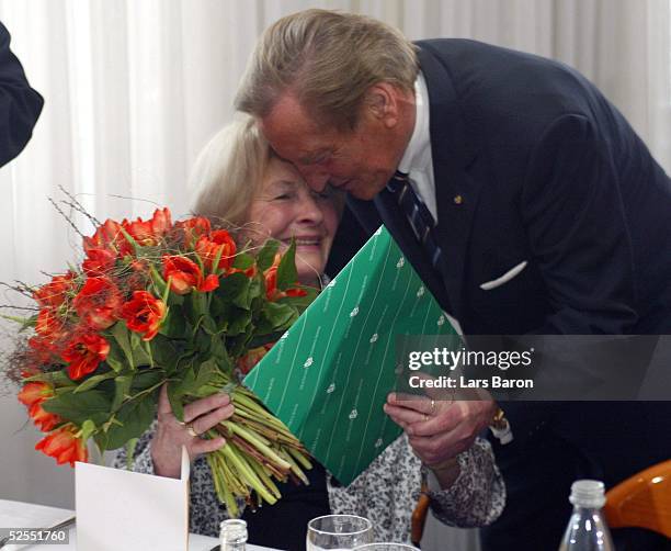 Fussball: 80. Geburtstag Ottmar Walter, Kaiserslautern; DFB-Praesident Gerhard MAYER-VORFELDER ueberreicht Ottmar WALTERS Frau Anneliese einen...