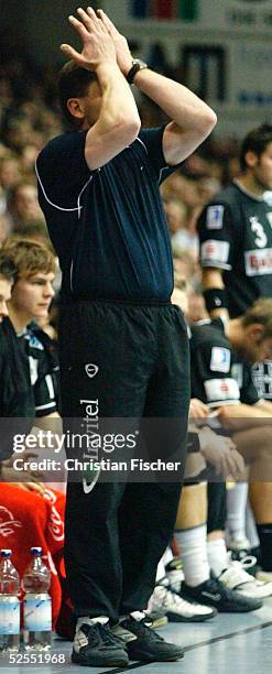 Handball: Bundesliga 03/04, Magdeburg; SC Magdeburg - SG Flensburg Handewitt; Trainer von Magdeburg Alfred GISLASON erschrocken 02.03.04.