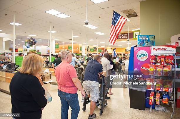 Long lines to purchase tickets as Florida Powerball Hits $900 Million