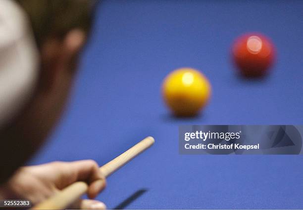 Billard: WM 2004, Viersen; Mannschaft Dreiband; Detail; Spieler der mit dem Queue die Billardkugel anstoesst 05.03.04.