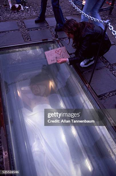 David Blaine Buried Alive Photos and Premium High Res Pictures - Getty