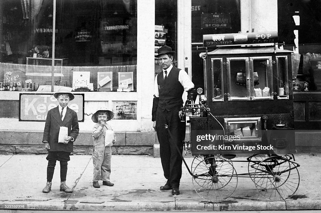Popcorn maker on the streets of Alton, Illinois, ca. 1912.