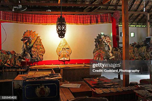 indonesien: javanesische schattenspielfigur theatre - wayang stock-fotos und bilder