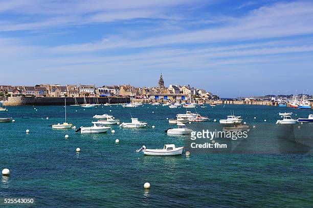 many boats in the bay of roscoff, finistere, france - ロスコフ ストックフォトと画像