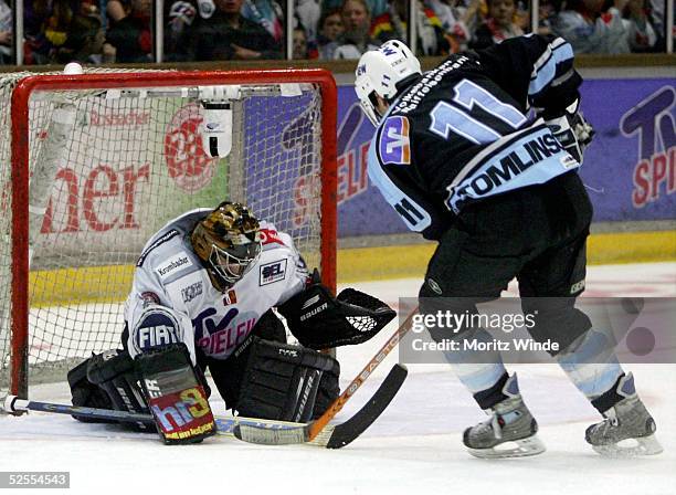 Wintersport / Eishockey: DEL 03/04, Play Offs Halbfinale, 4. Spiel, Frankfurt; Frankfurt Lions - Hamburg Freezers 7:5; Dave TOMLINSON / Freezers...