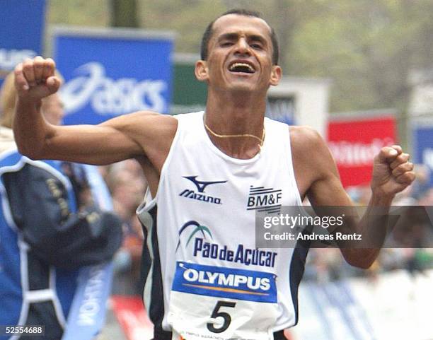 Leichtathletik / Marathon: Olympus Marathon 2004, Hamburg; Sieger / Maenner; Vanderlei LIMA / BRA 18.04.04.