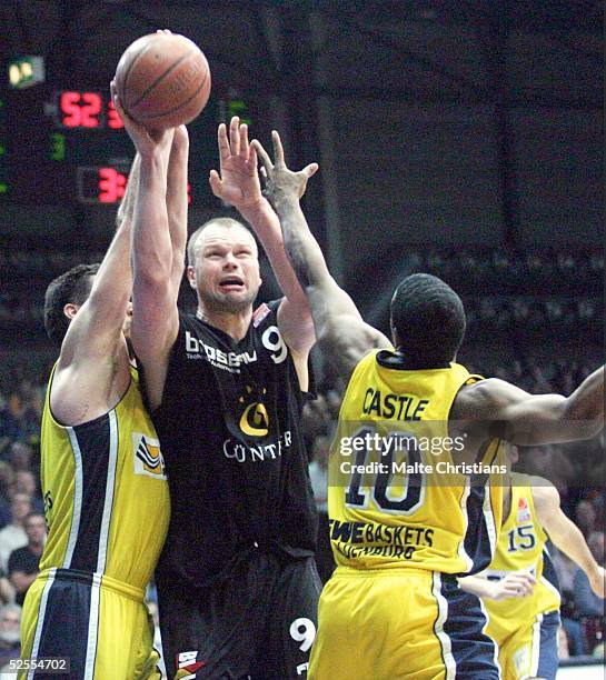 Basketball / Maenner: 1. Bundesliga 03/04, Play off Viertelfinale, 1. Spiel, Oldenburg; EWE Baskets Oldenburg - GHP Bamberg; Elvir OVCINA /...