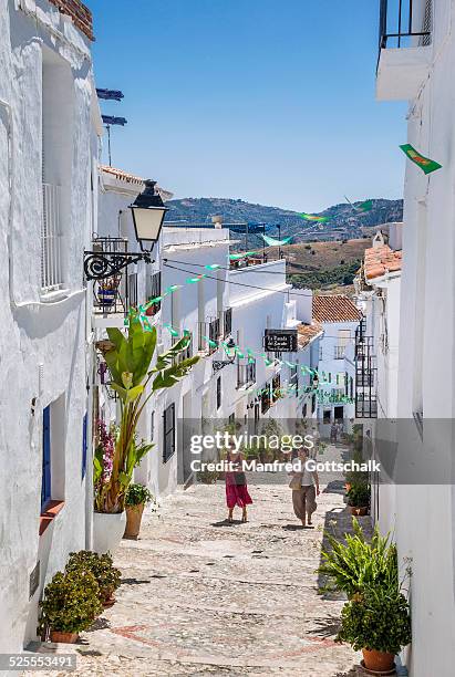 cobbled alleyway at frigiliana - frigiliana stock pictures, royalty-free photos & images