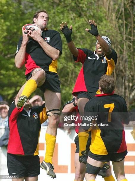 Rugby: 6 Nationen Turnier 2004, Hannover; Deutschland - Schweden ; Mathias PIPA, Kieron DAVIS, Konstantin ZIMMERMANN / DEU beim abfangen des Balls...