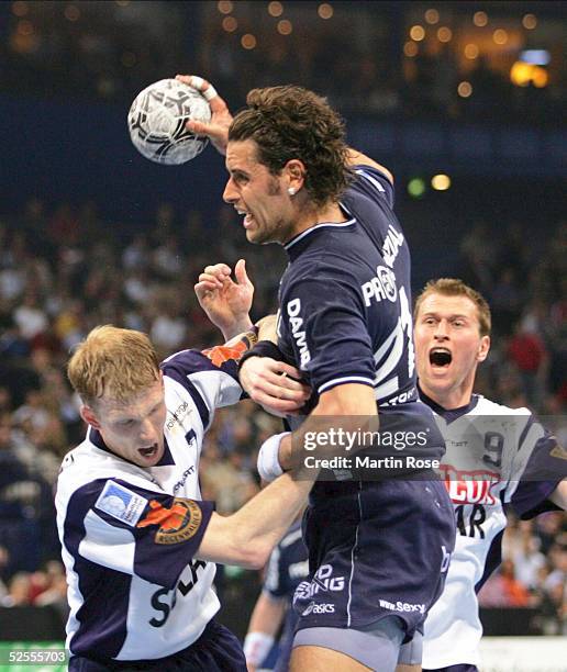 Handball / Maenner: DHB Pokal 03/04 Finale, Hamburg; SG Flensburg Handewitt - HSV Handball; Jonas ERNELIND / HSV, Lars KROGH JEPPESEN / Flensburg,...