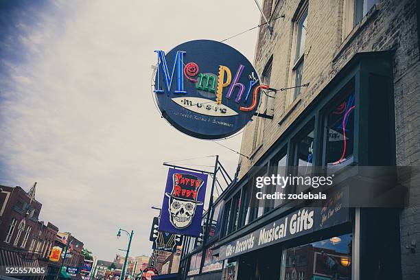 memphis music sign in beale street, tennesse, usa - beale street stockfoto's en -beelden