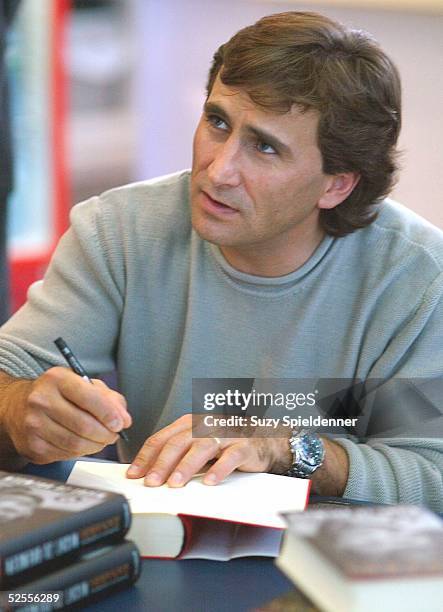 Sport / Medien: Johannes B. Kerner Show 2004; Alessandro ZANARDI zu Gast bei Johannes B. Kerner; ZANARDI signiert sein neues Buch "Nicht zu Bremsen"...