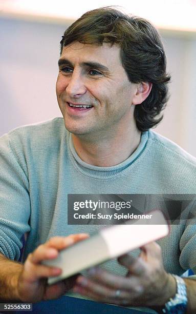 Sport / Medien: Johannes B. Kerner Show 2004; Alessandro ZANARDI zu Gast bei Johannes B. Kerner; ZANARDI signiert sein Buch "Nicht zu Bremsen"...