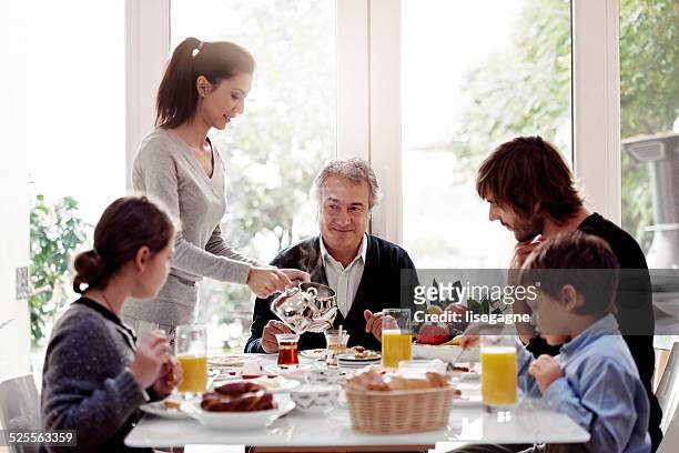 türkische familie beim frühstück - türkei tee stock-fotos und bilder