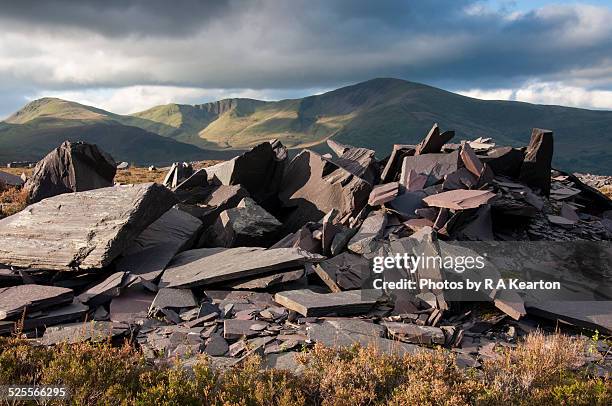 slate and mountains in snowdonia - dinorwic quarry stock-fotos und bilder