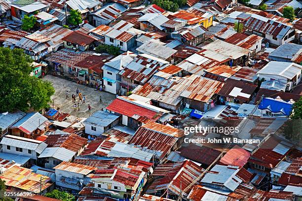 favela, poor area, cebu city, phillipines - barraca imagens e fotografias de stock