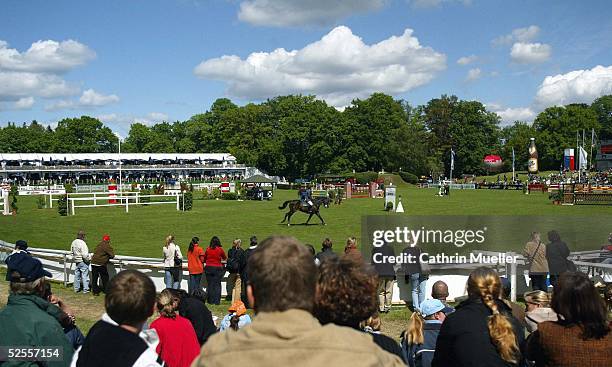 Pferdesport: Deutsches Derby 2004, Hamburg; Springreiten; Zuschauer beim Derby 21.05.04.