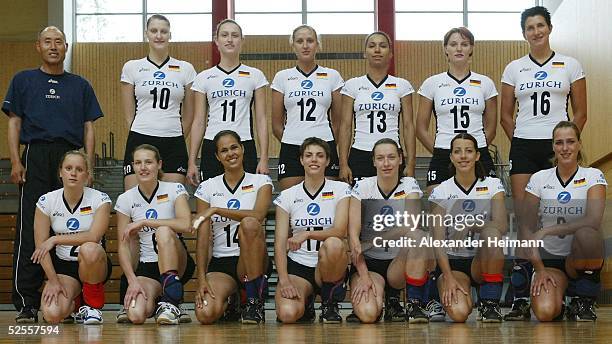 Volleyball / Frauen: Nationalmannschaft Fototermin, Heidelberg; Oben von links: Trainer Hee-Wan Lee, Tina Gollan, Christiane Fuerst, Olessya...