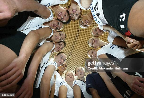 Volleyball / Frauen: Nationalmannschaft Fototermin, Heidelberg; TrainerHee-Wan Lee, Tina Gollan, Christiane Fuerst, Olessya Kulakova, Atika Bouagaa,...