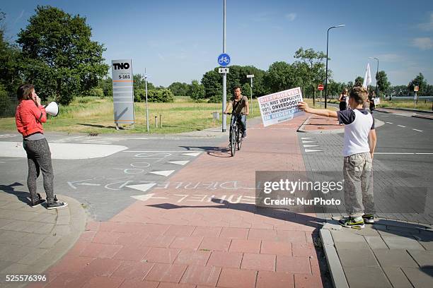 Friday, 10th July 2015, is the fifth day in a row that activists have been demonstrating in front of the Biomedical Primate Research Center against...