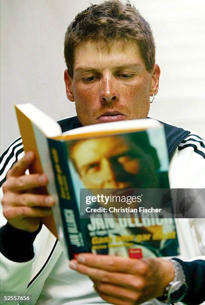 Radsport: Buchvorstellung 2004, Leipzig; Jan ULLRICH / GER - T-Mobil - liesst nach der letzten Etappe der Deutschlandrundfahrt ein Probeexemplar...