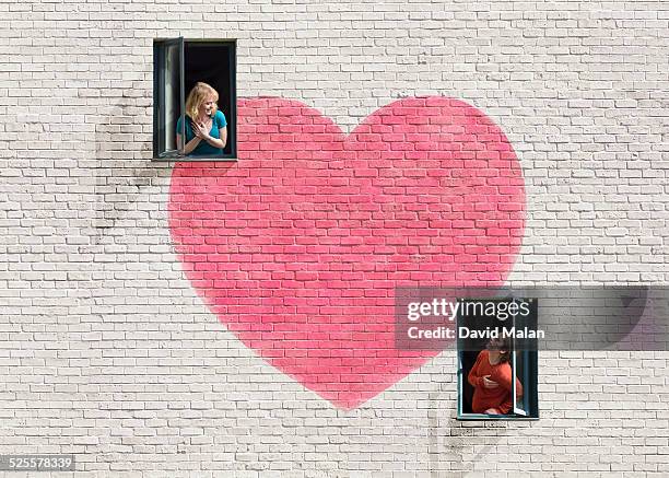 wall with heart shape & windows & a couple - mis stockfoto's en -beelden