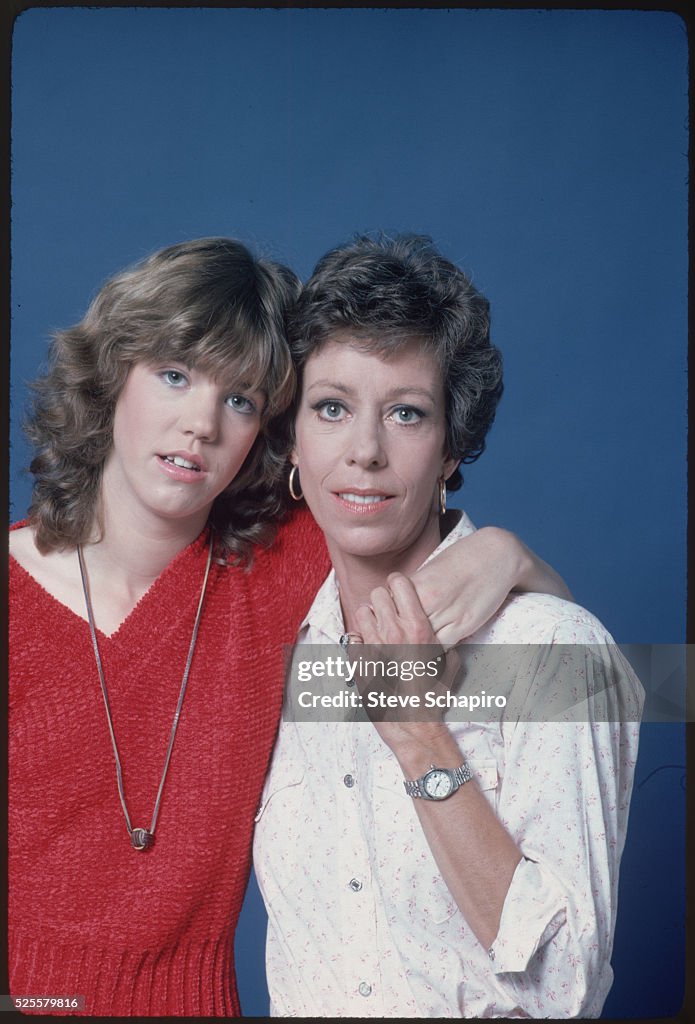 Actress Carol Burnett Hugging Daughter Carrie Hamilton News Photo Getty Images
