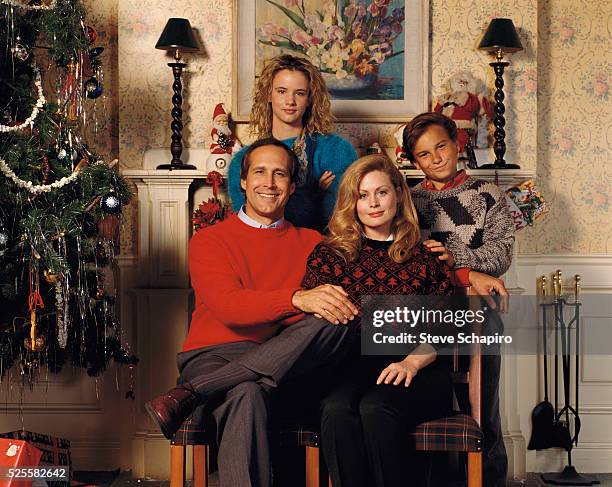Johnny Galecki, Beverly D'Angelo, Juliette Lewis and Chevy Chase as the Griswold family in National Lampoon's Christmas Vacation.