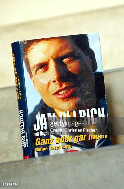 Radsport: Buchvorstellung 2004, Leipzig; Das Buch " Ganz oder garnicht - Meine Geschichte ". Von Jan ULLRICH / GER - T-Mobil - steht nach der letzten...