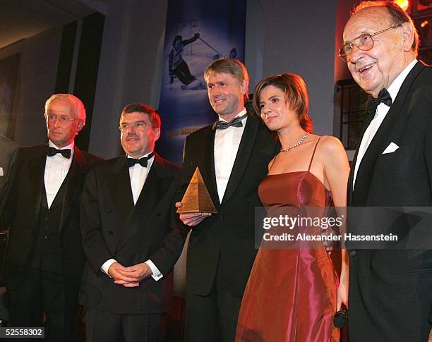 Sport / Diverse: Goldene Sportpyramide 2004, Berlin; Roland MATTHES mit Dr. Jueregn HUBBERT , Dr. Thomas BACH , Franziska SCHENK und Hans -Dietrich...