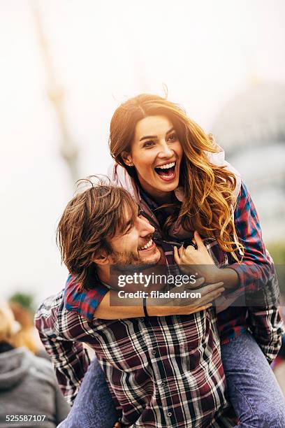 feliz pareja joven - city 2 fotografías e imágenes de stock