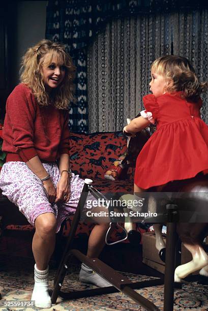 Actress Goldie Hawn with her young daughter Kate Hudson