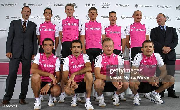 Radsport: Team T-Mobile Praesentation / Tour de France 2004, Bonn; sportlicher Leiter Mario KUMMER, Andreas KLOEDEN, Rolf ALDAG, Jan ULLRICH, Erik...