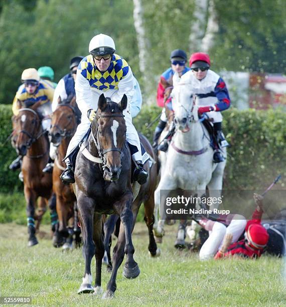 Pferdesport / Galopp: BMW Derby Meeting 2004, Hamburg; Seejagdrennen; vorne: Sieger Peter GEHM auf Chello; im Hintergrund der gefallene Reiter J.G....