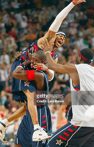 Basketball / Maenner: Laenderspiel 2004, Koeln; USA - Deutschland ; Schlussjubel USA Allen IVERSON / USA, der mit der Schlusssirene den...