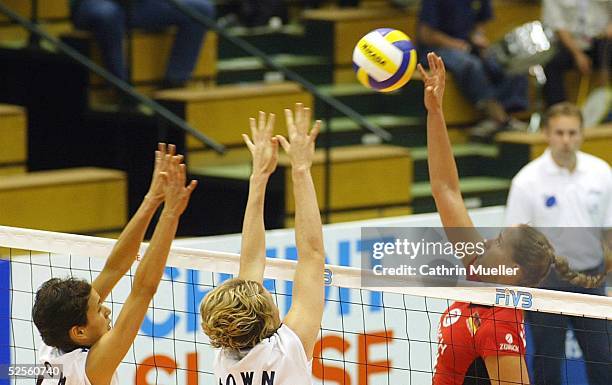 Volleyball / Frauen: Zuerich Open 2004, Rostock; Deutschland - USA ; Logan TOM / USA, Heather BOWN / USA, Christina BENECKE / GER 24.07.04.