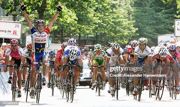 Radsport: HEW Cyclassics 2004, Hamburg; Stuart O'GRADY / AUS / Team Cofidis gewinnt das Rennen im Schlusssprint vor Paolo BETTINI / ITA / Team...